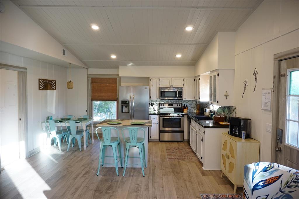 2504 AVENUE B, BRADENTON BEACH, FL — photo 3 of 30