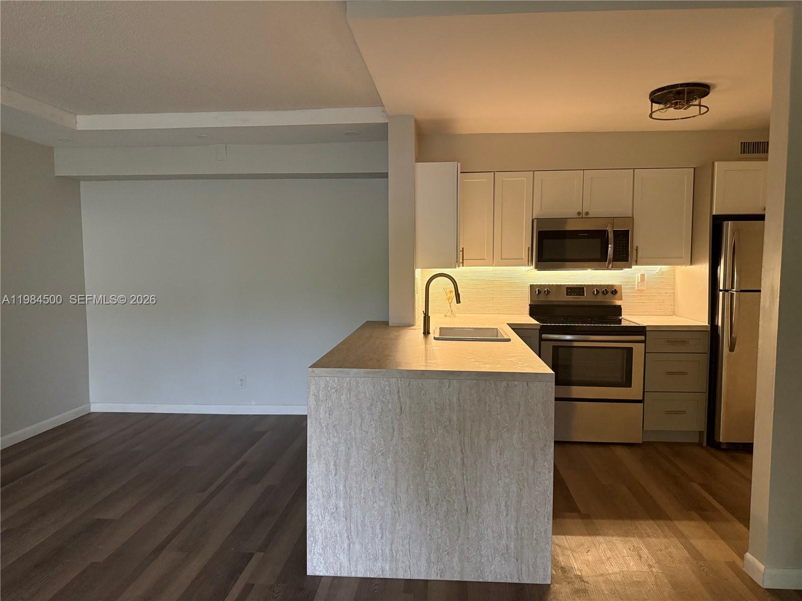3001 N Oakland Forest Dr # 104, Oakland Park FL 33309