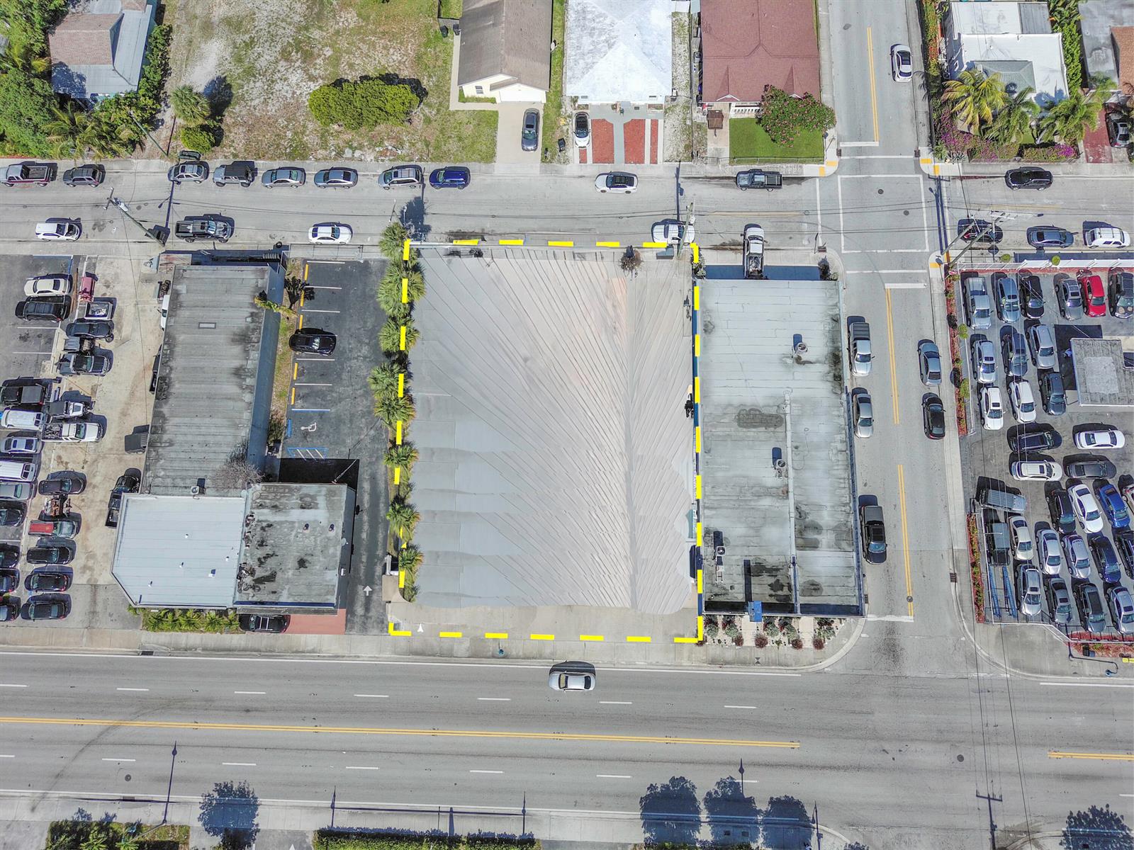 An aerial view shows a rectangular lot with a central paved area between two buildings — 922 & 928 S Dixie Highway, FL 33462, FL