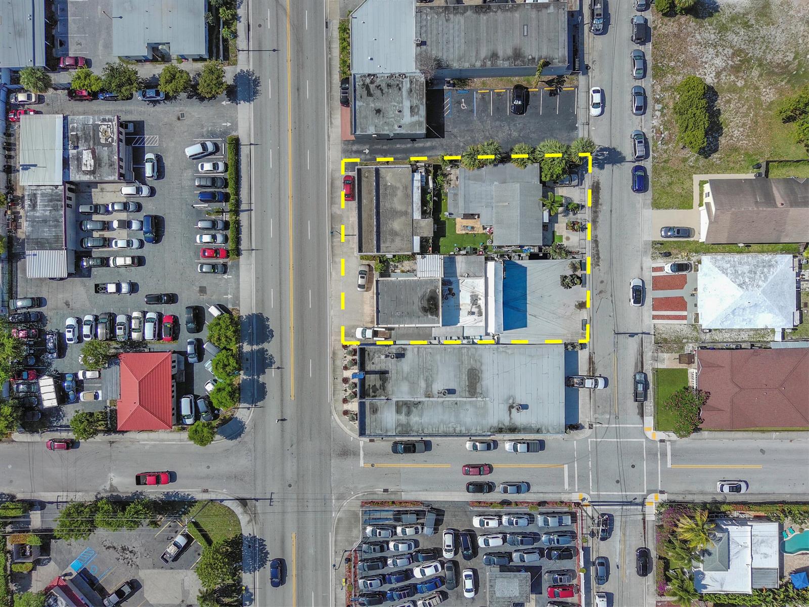 An aerial view shows a commercial property outlined in yellow within a dense urban block — 922 & 928 S Dixie Highway, FL 33462, FL