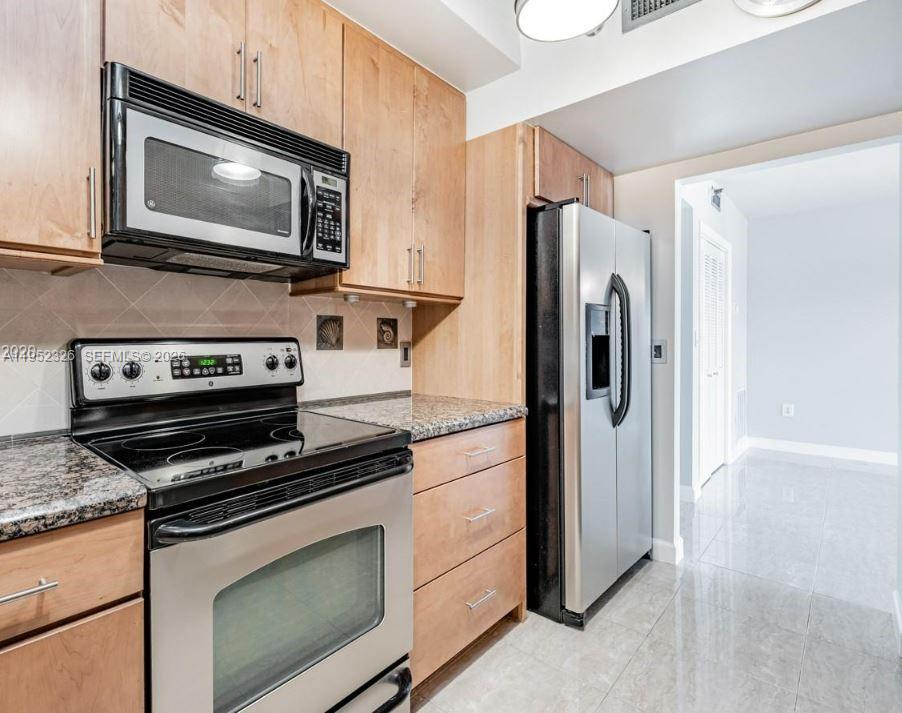 4001 Hillcrest Dr # 914, Hollywood FL 33021