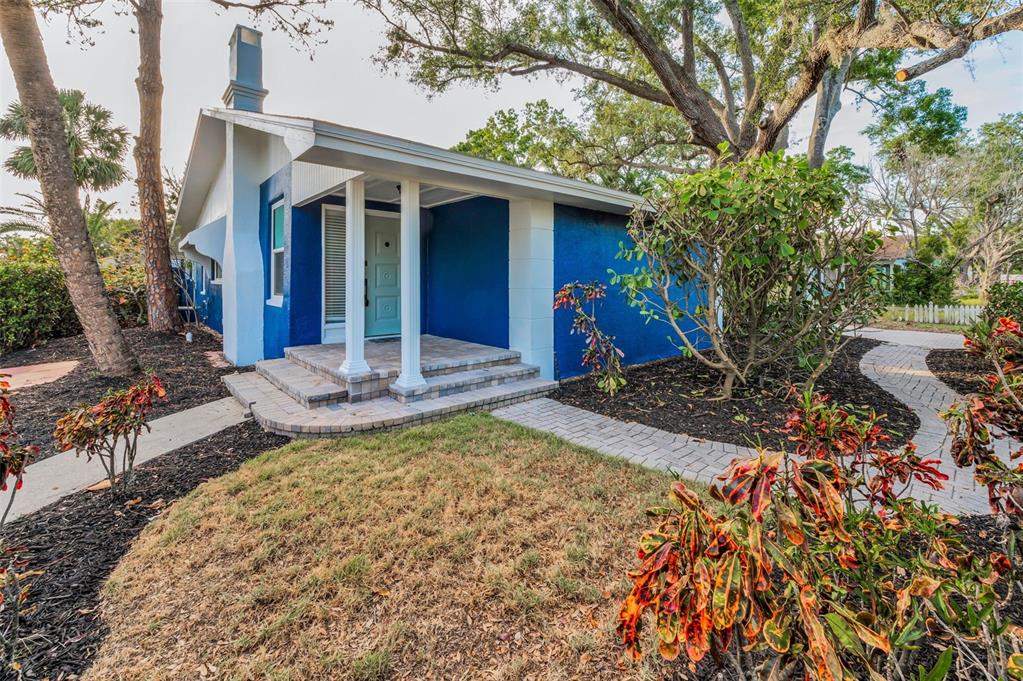 330 PINEAPPLE STREET
