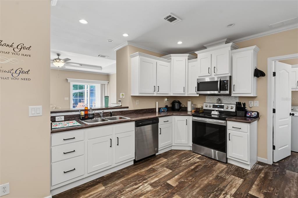 6415 MANGROVE DRIVE, WESLEY CHAPEL, FL — photo 2 of 30