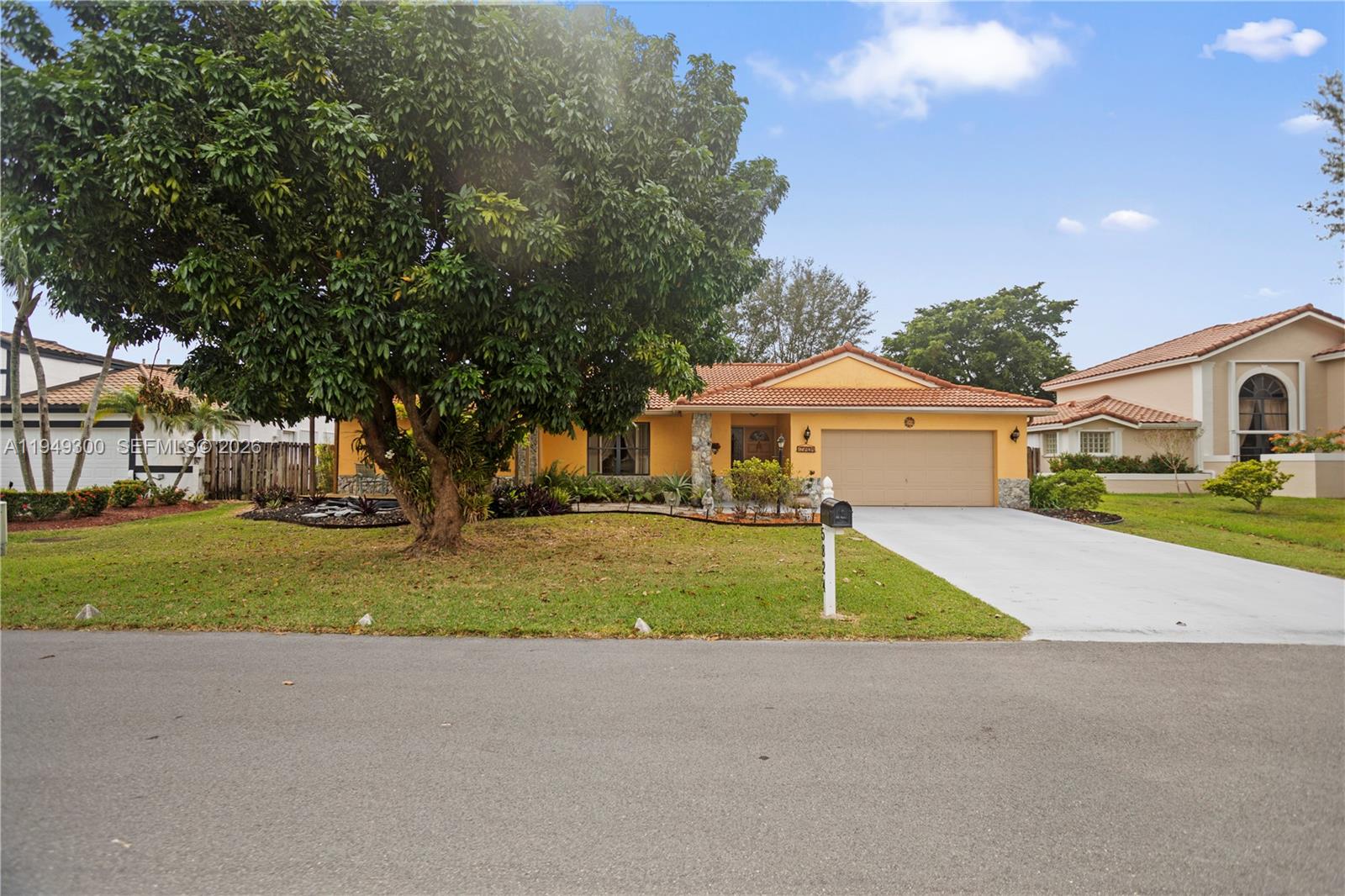 15824 Cotswold Ct, Davie FL 33331