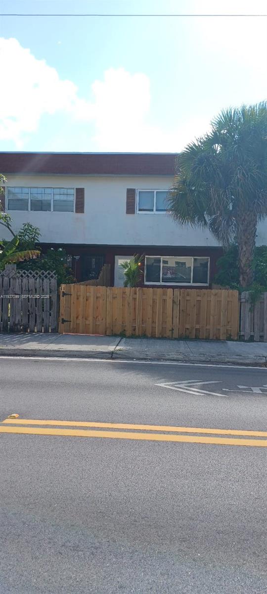 1570 NE 151 St # 102, Miami FL 33162