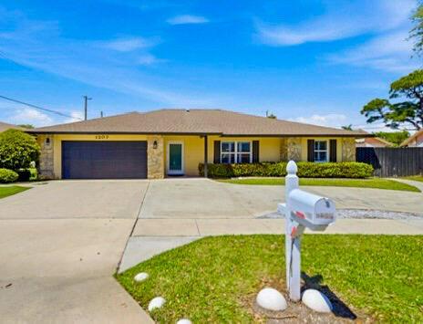 1207 Sea Pines Lane, Lantana FL 33462