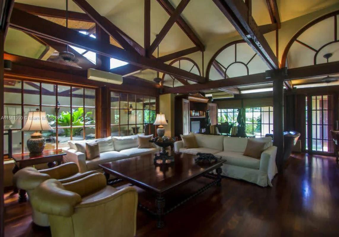 A spacious living room features vaulted wood-beamed ceilings, large windows, and dark hardwood flooring — 9 Santa Rita de OROTINA Casa de Campo Costa Rica., Al, Al