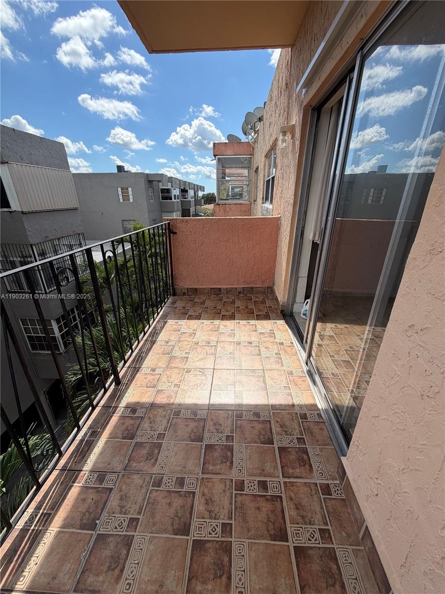 1055 W 77th St # 411, Hialeah FL 33014