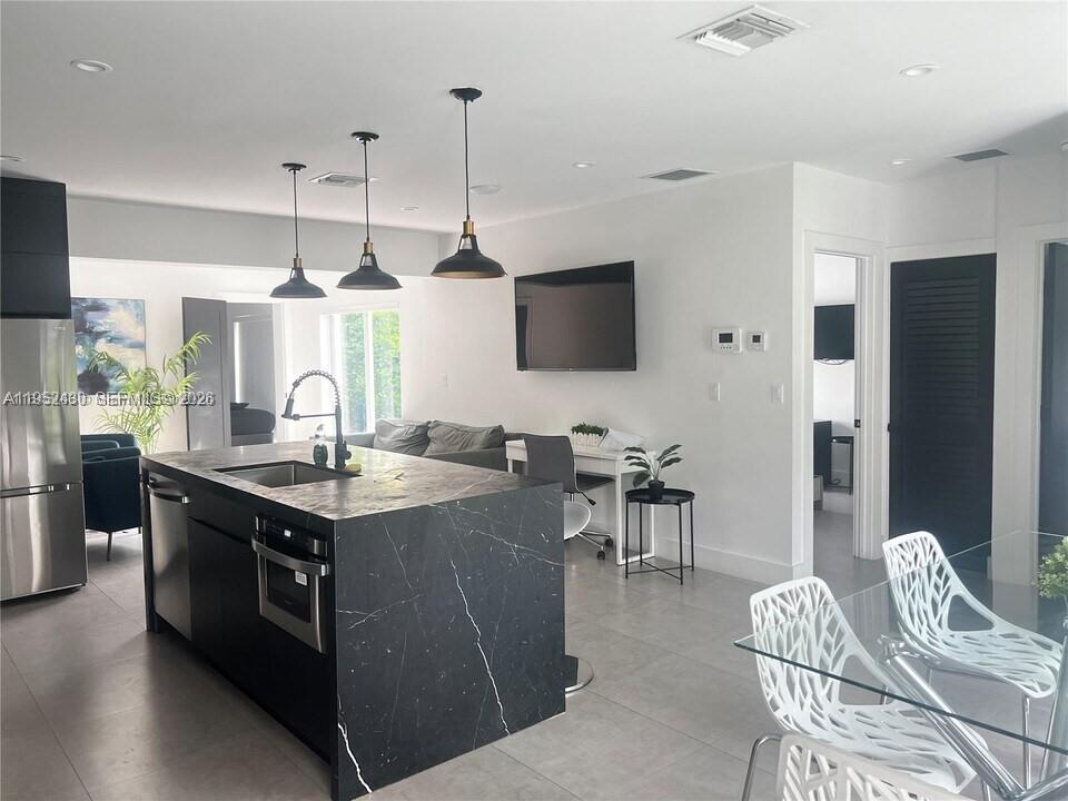 15 NW 52nd St, Miami FL 33127