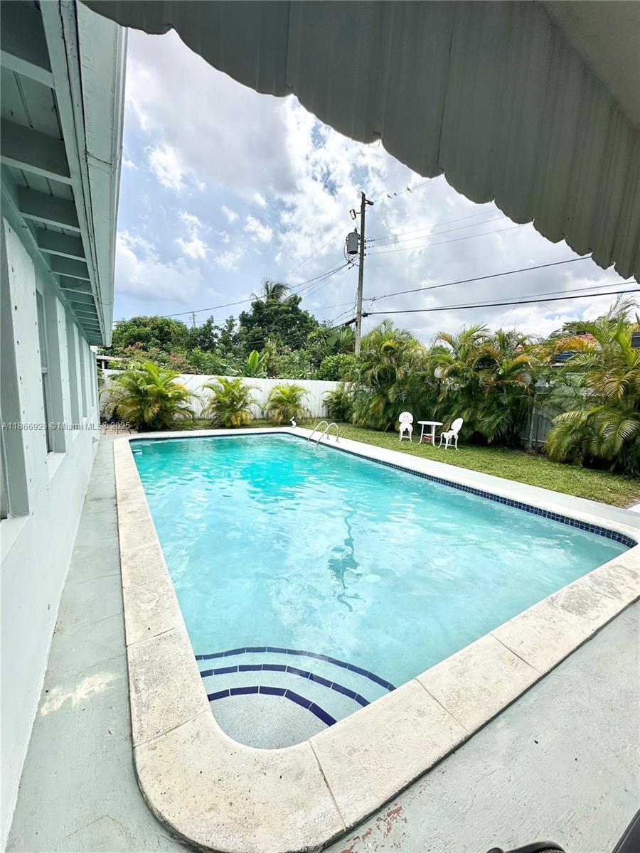 560 SW 71st Ct, Miami FL 33144