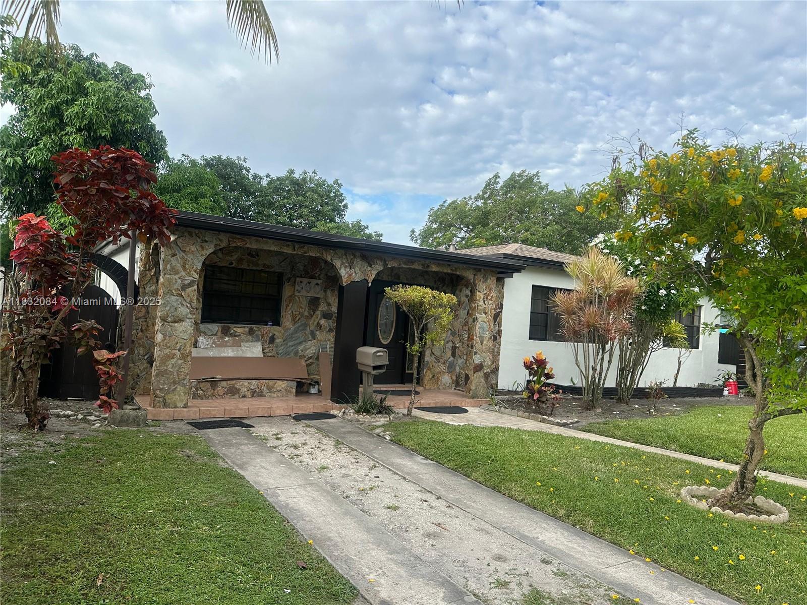 560 NE 158th St, Miami FL 33162