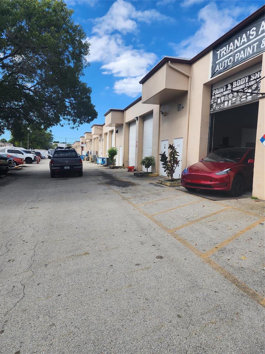 DAVIE, FL — photo 3 of 27