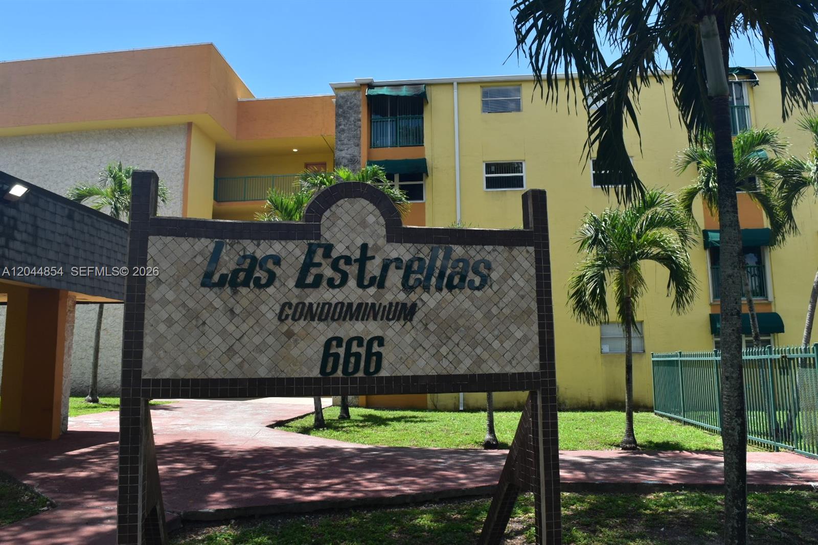 666 W 81st St # 311, Hialeah FL 33014