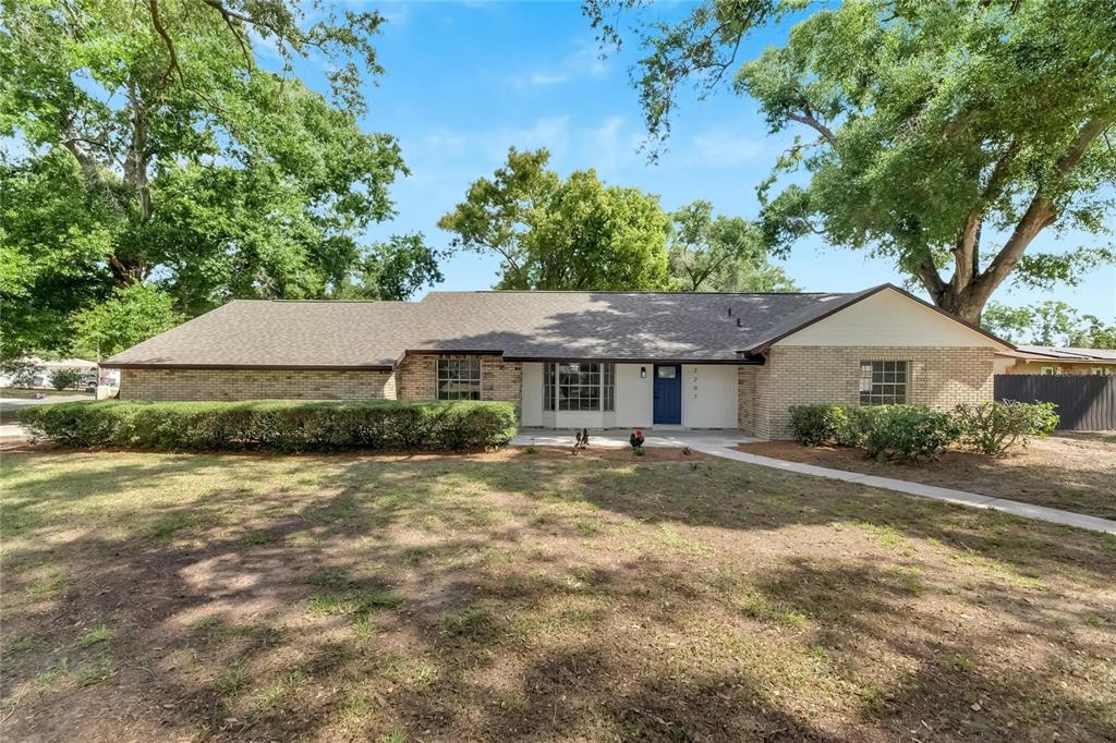 2207 PARKWOOD DRIVE