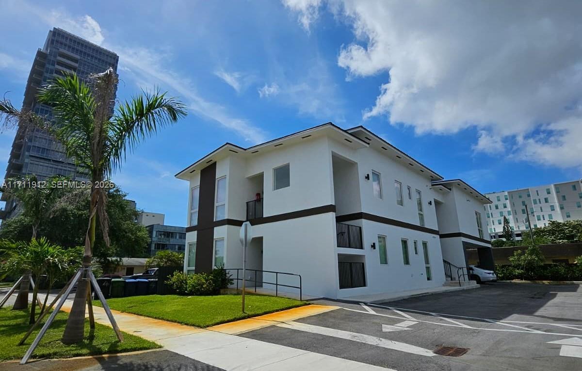 210 SE 10th St, Hallandale Beach FL 33009