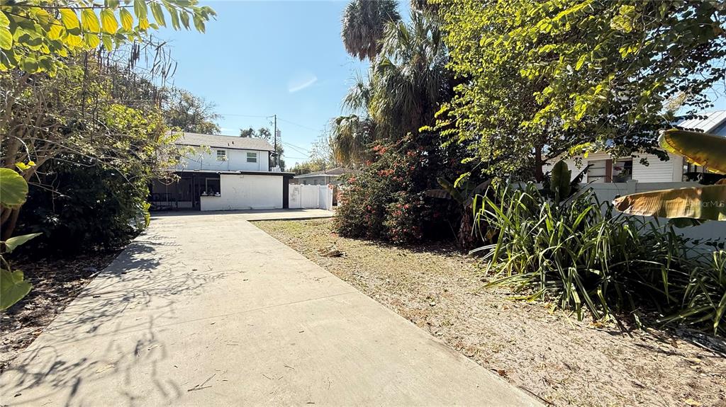 806 E ROBLES STREET