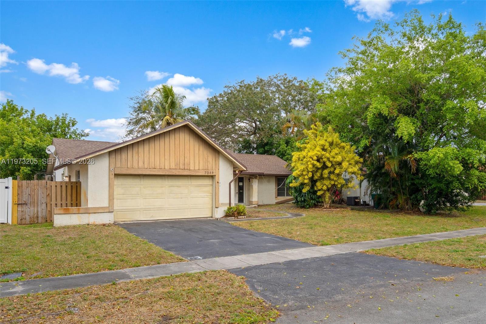 7389 NW 48th Pl, Lauderhill FL 33319