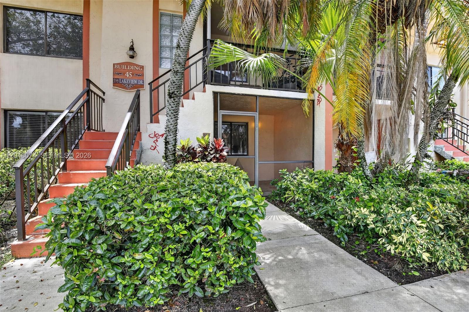 359 Lakeview Dr # 102, Weston FL 33326