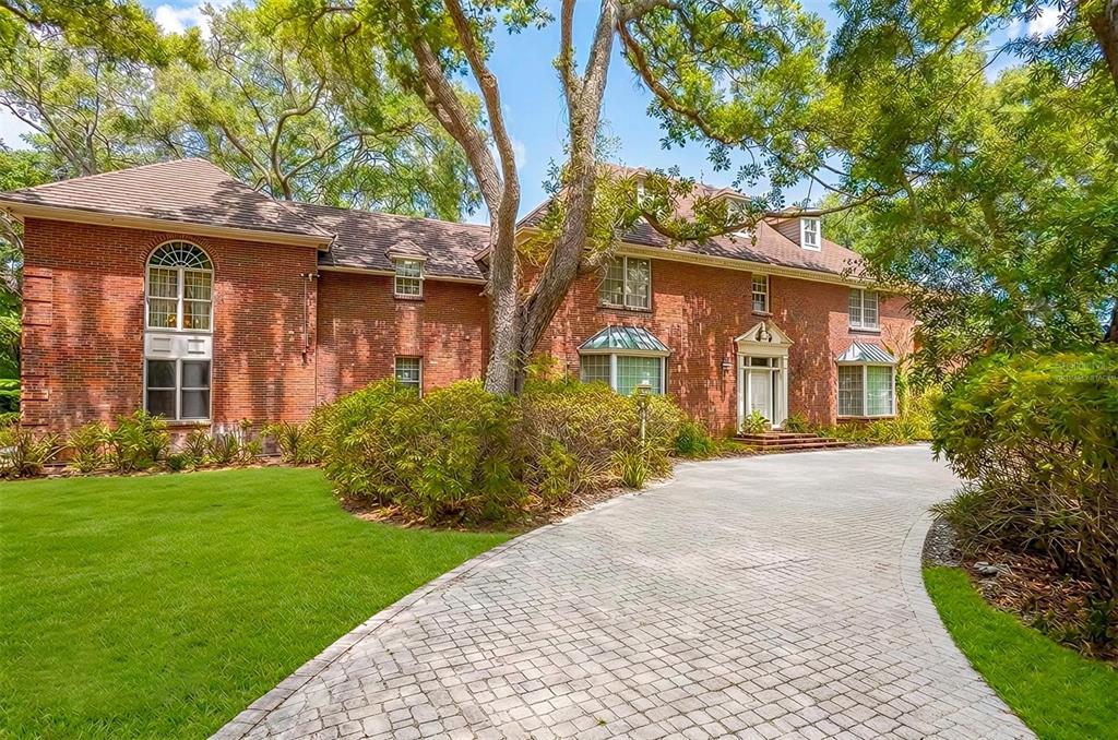 2124 LAURENCE DRIVE
