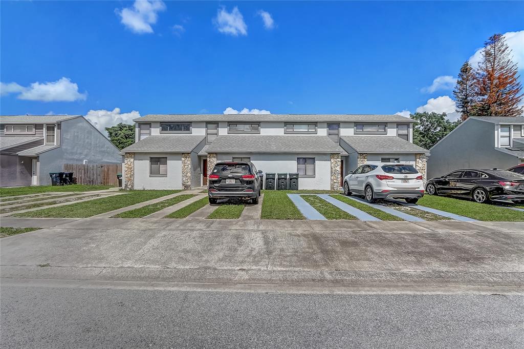 2715 HUNT CLUB LANE