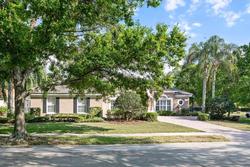 A screened-in patio features a kidney-shaped swimming pool, an attached spa, and brick pavers — 2523 SAINT IGNATIUS COURT, ORLANDO, FL