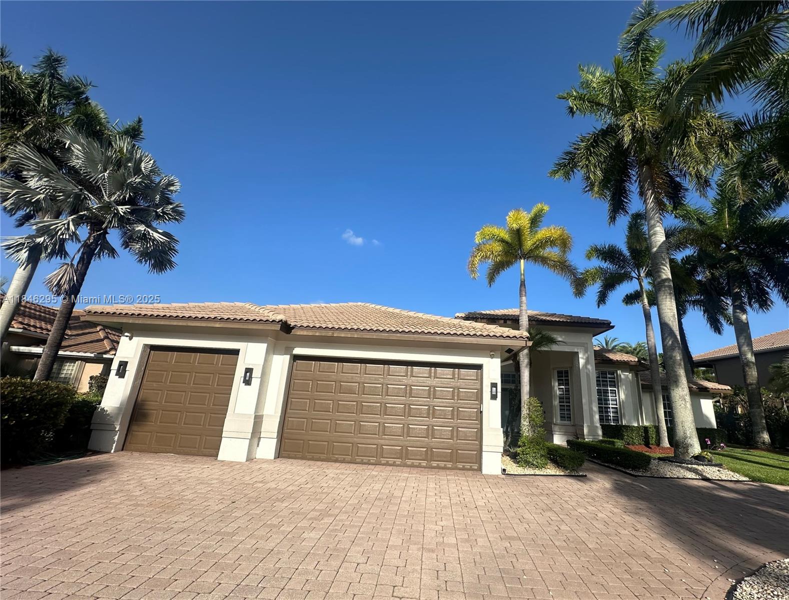 1446 Victoria Isle Dr, Weston FL 33327