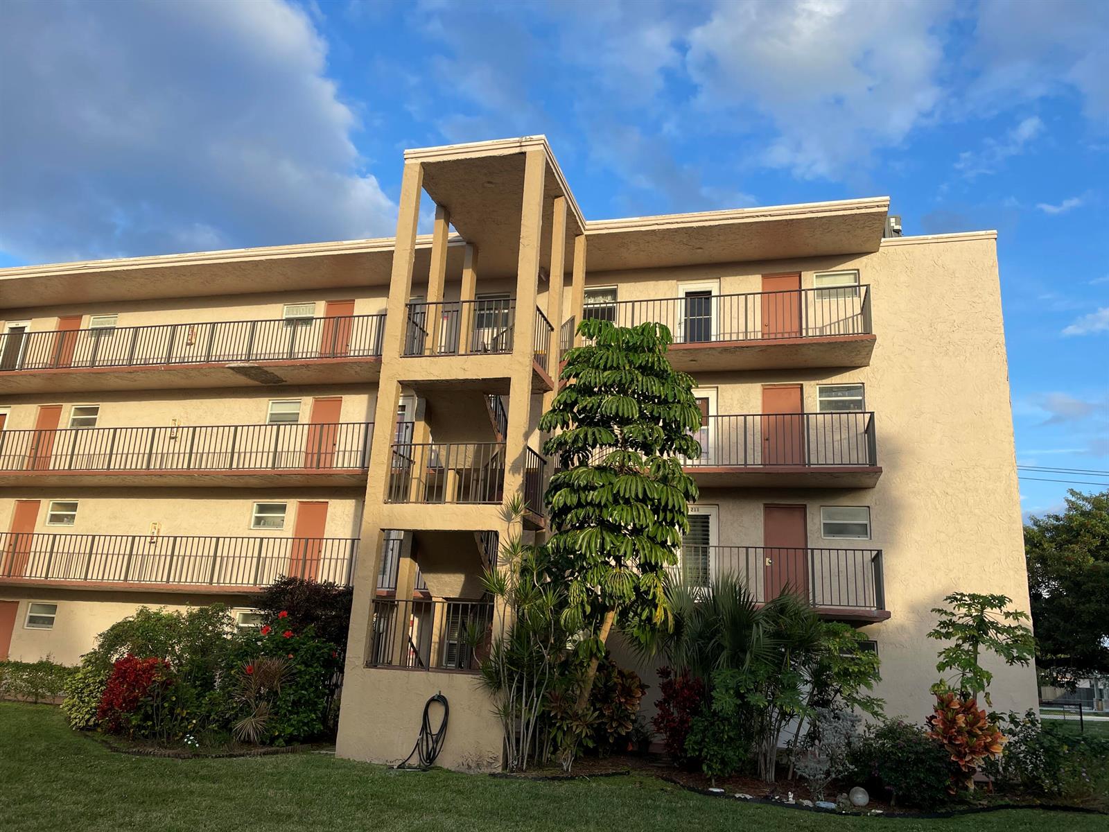 225 Bonnie Boulevard # 211, Palm Springs FL 33461