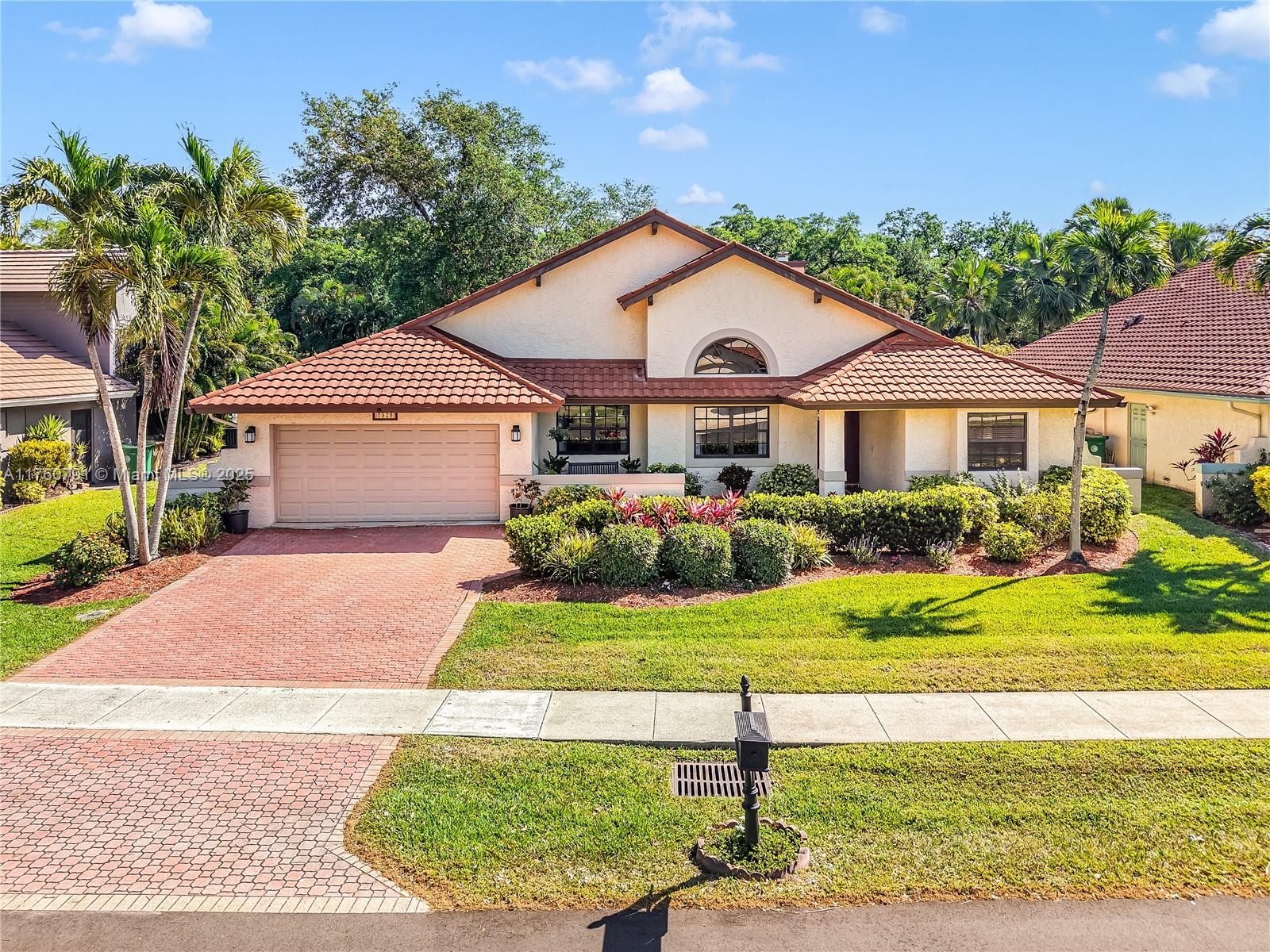 1520 E Oak Knoll Cir, Davie FL 33324