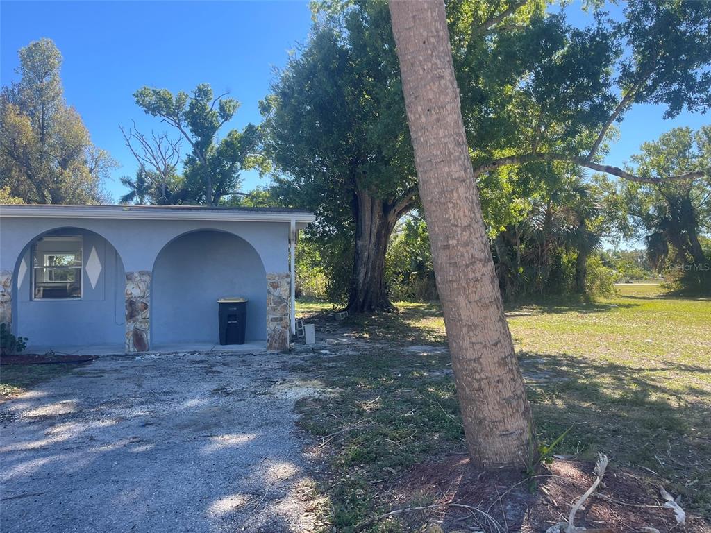 525 E HELEN AVENUE, PUNTA GORDA, FL — photo 5 of 29
