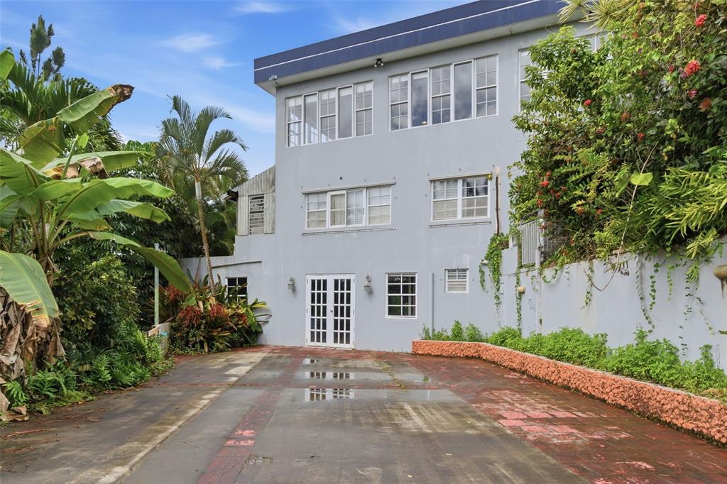 A three-story gray building with a paved driveway and lush tropical landscaping — carr. 739, km. 3.4 CAMINO MONTICELLO, CIDRA, PR