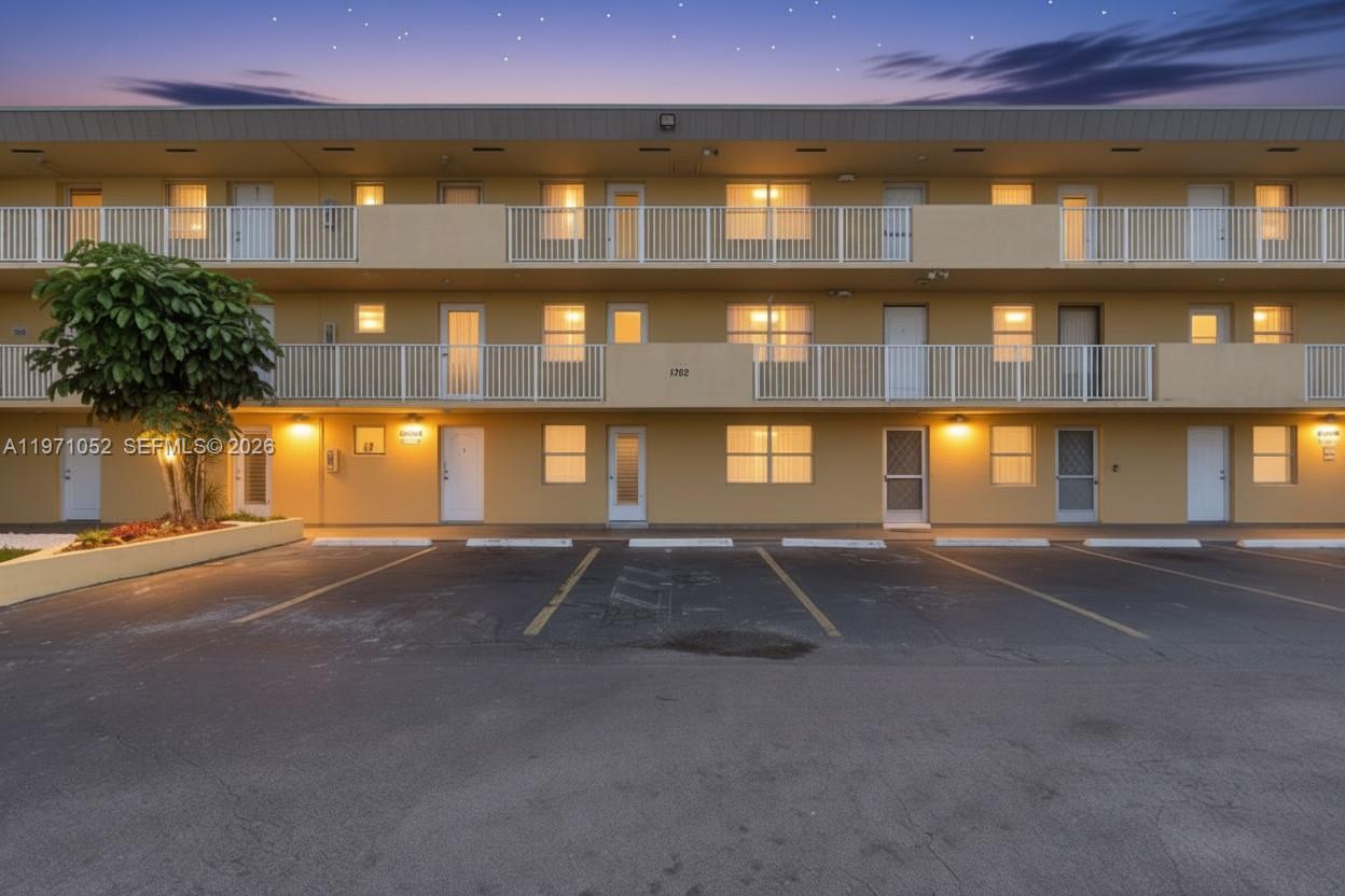 1302 NE 191st St # A221, Miami FL 33179