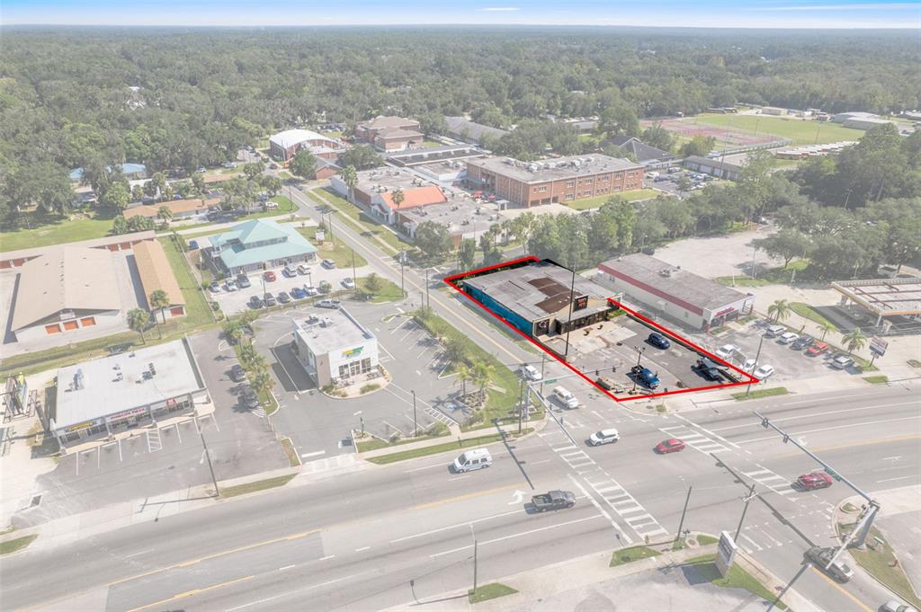 An aerial view shows a commercial building highlighted in red at a street intersection — 669 NE US HIGHWAY 19, CRYSTAL RIVER, FL