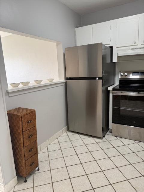 A pass-through window with a white counter and three decorative bowls overlooks a room — 3320 Lake Osborne Drive # 107, FL 33461, FL