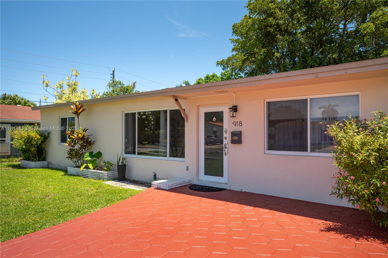 918 NE 6th St, Hallandale Beach FL 33009