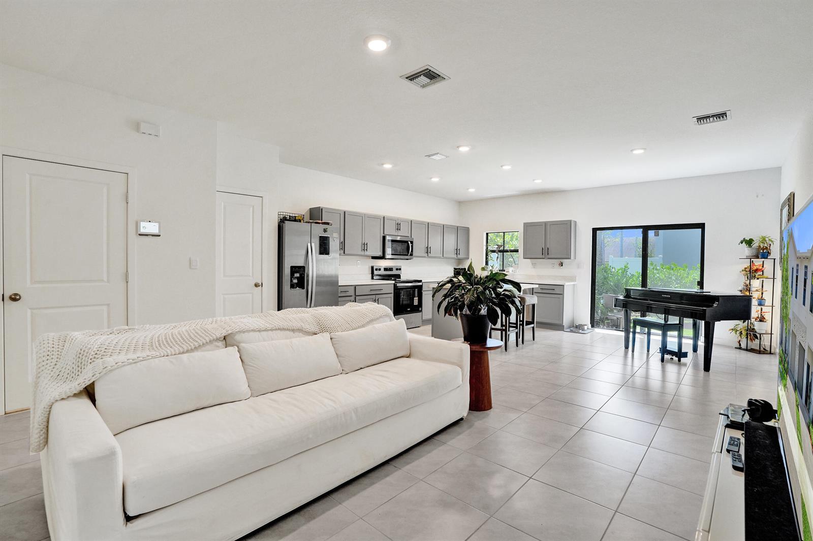 975 NW 3rd Terrace, Pompano Beach FL 33060