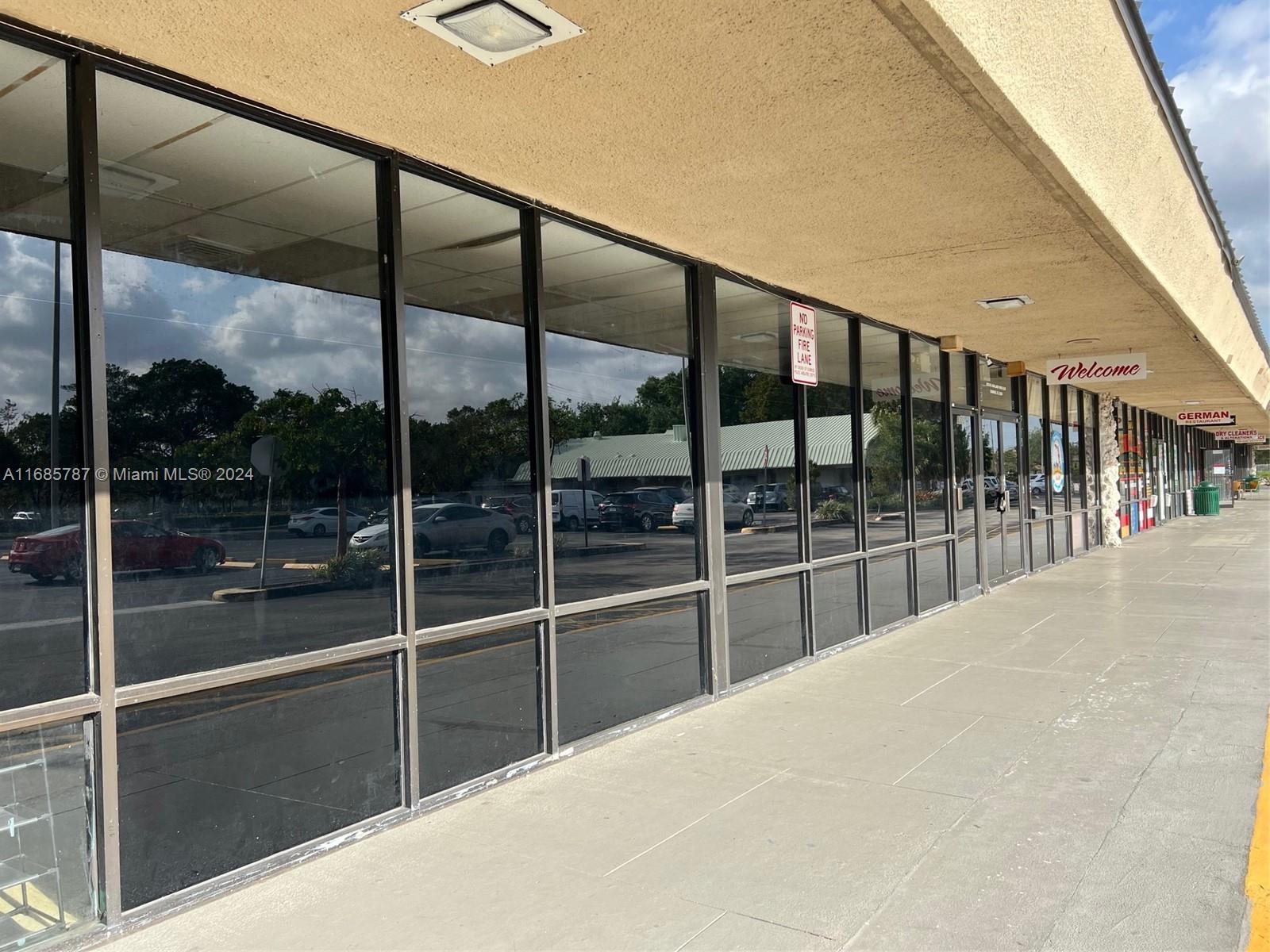 8310 W Oakland Park Blvd, Sunrise FL 33351