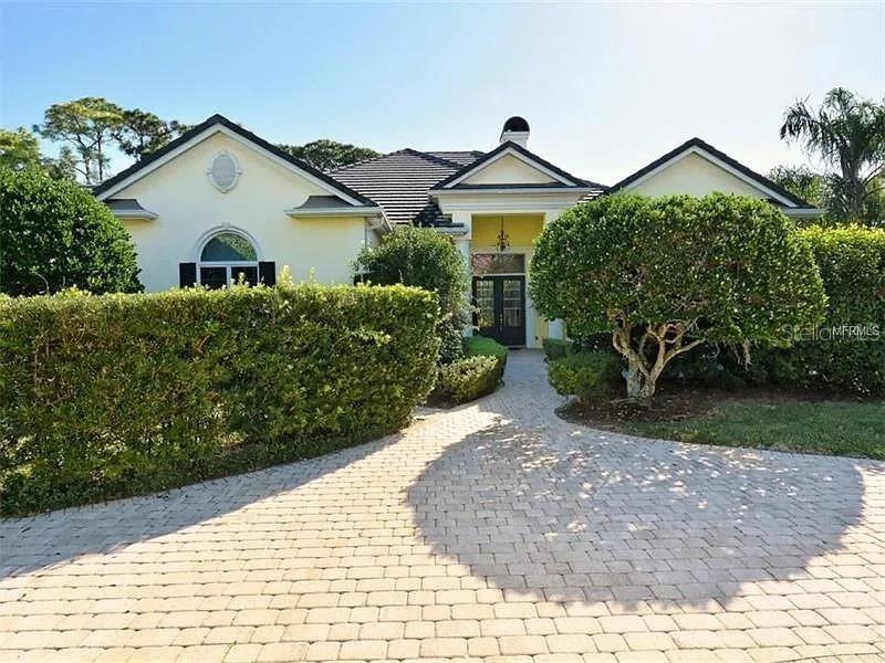 898 MACEWEN DRIVE