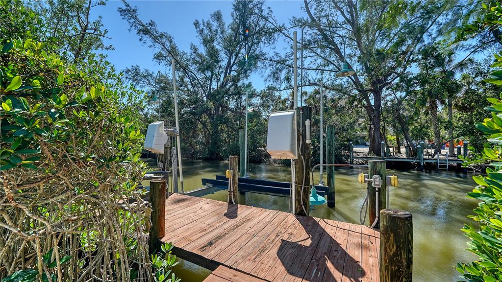 462 ISLAND CIRCLE, SARASOTA, FL — photo 4 of 30