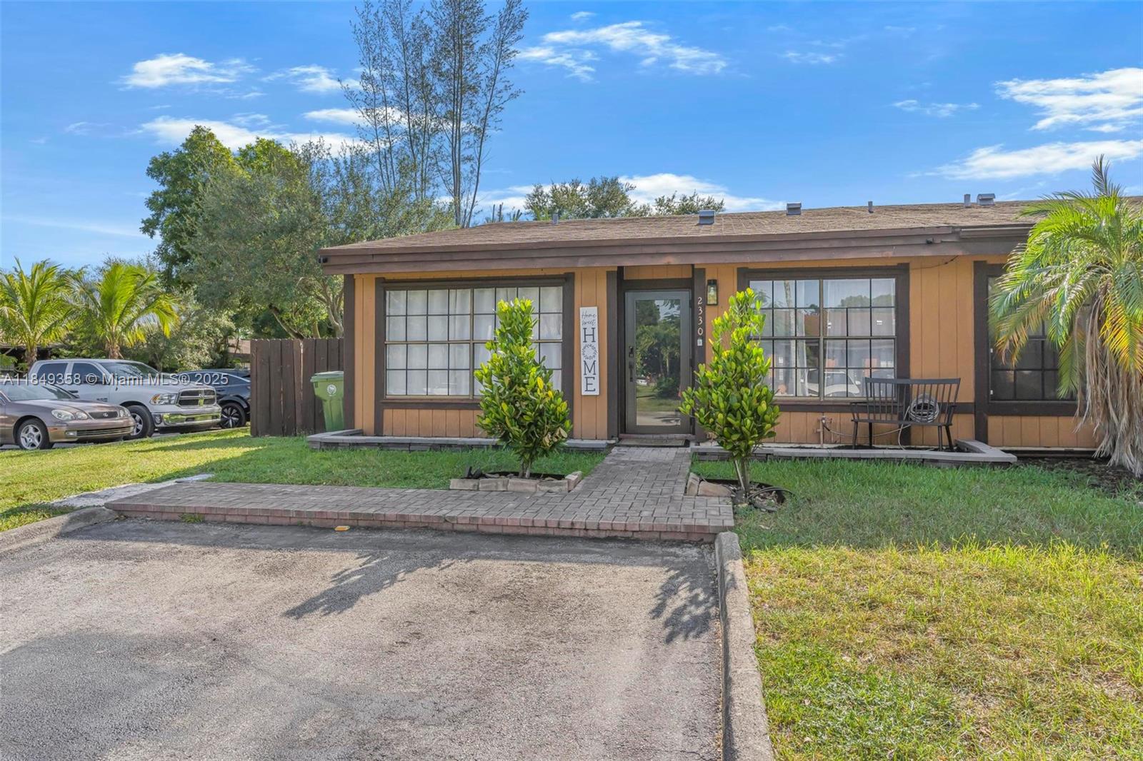 2330 Croton Ct, Pembroke Pines FL 33026