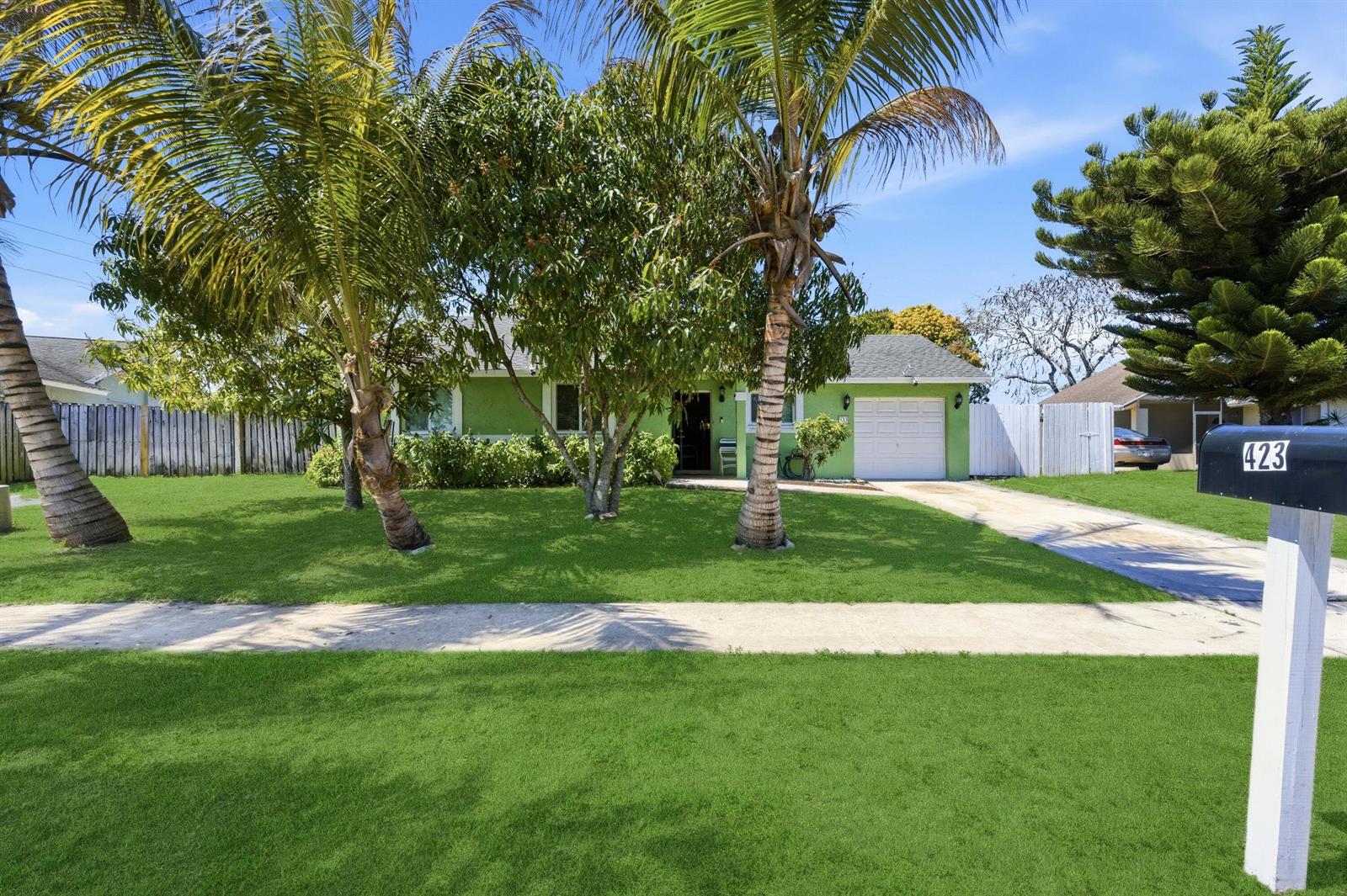 423 Foresta Terrace, West Palm Beach FL 33415