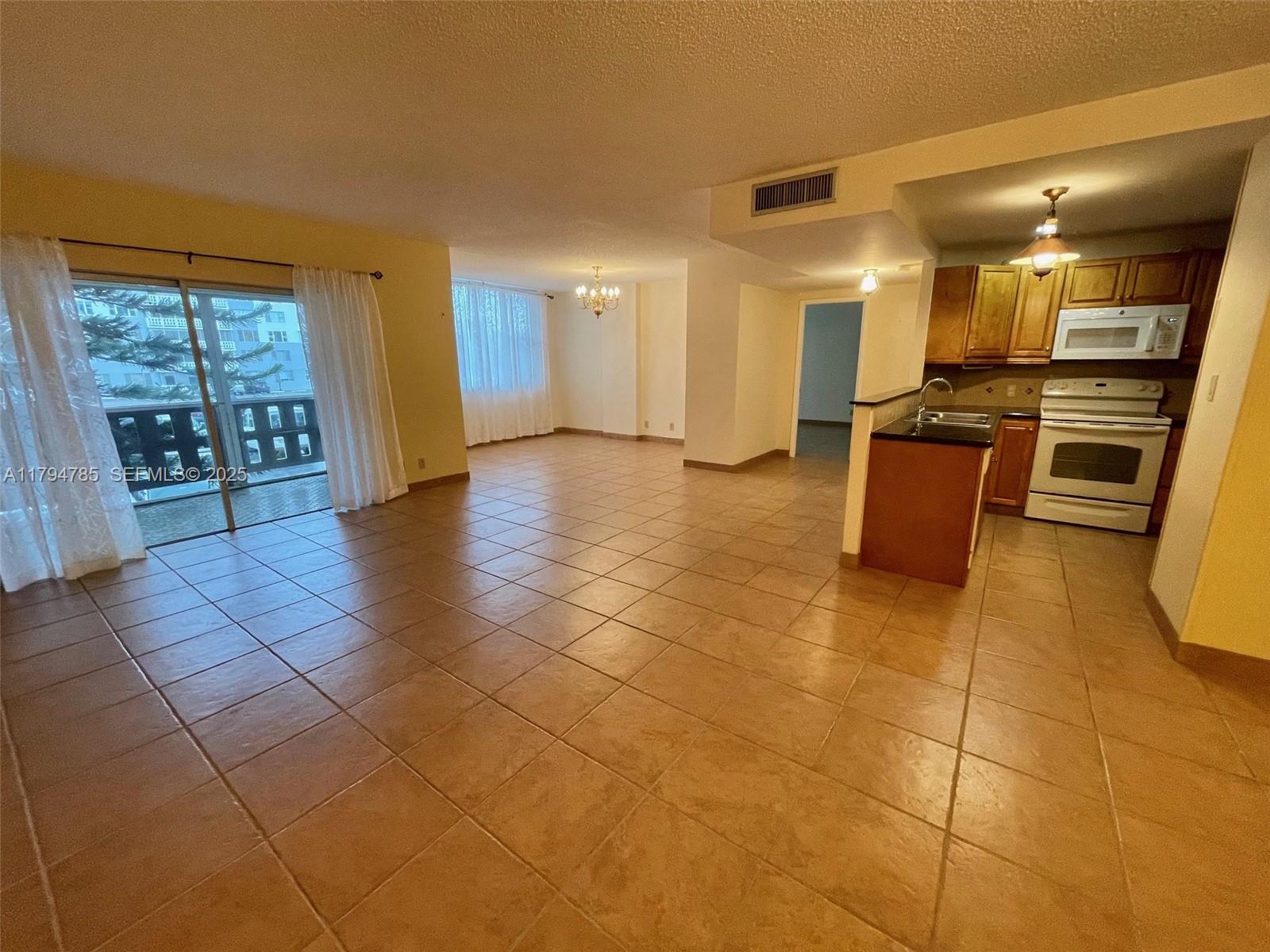 4330 Hillcrest Dr # 214, Hollywood FL 33021