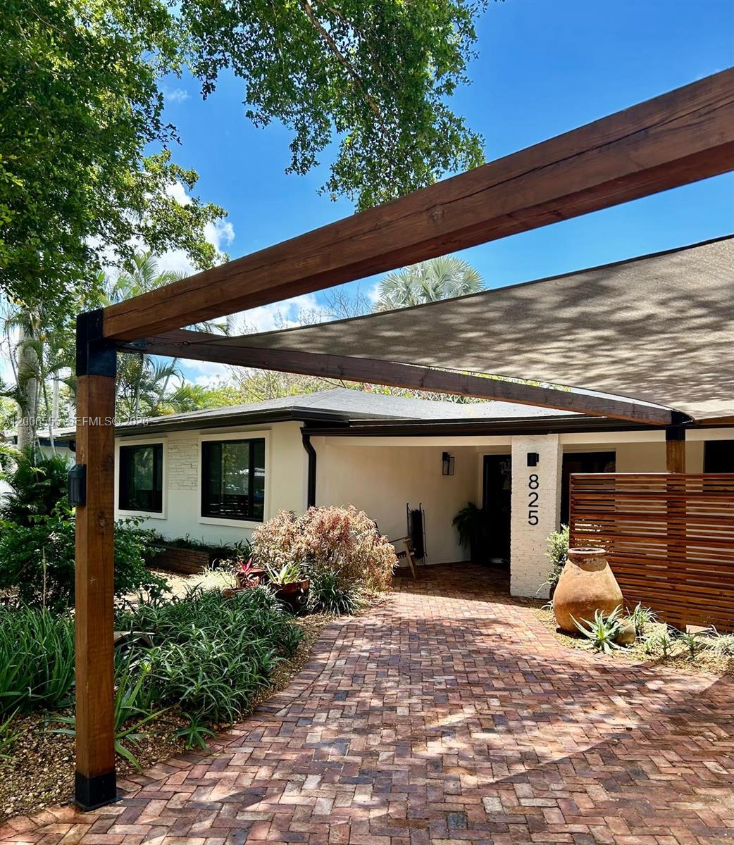825 N Bel Air Dr, Plantation FL 33317