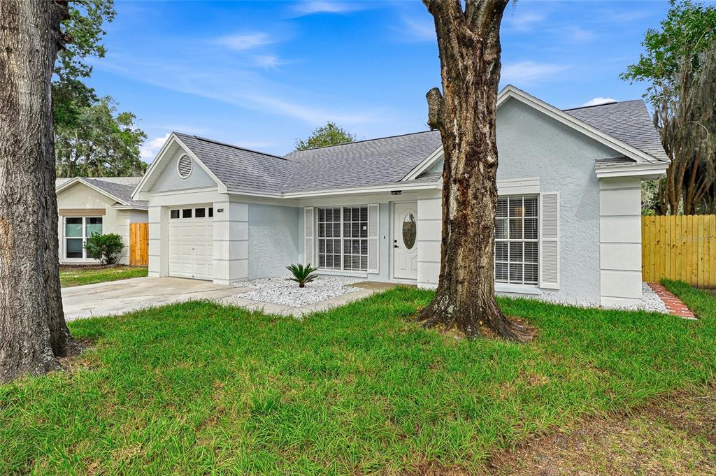 A living room with light wood flooring, a sectional sofa, and a ceiling fan — 4637 CABBAGE PALM DRIVE, VALRICO, FL