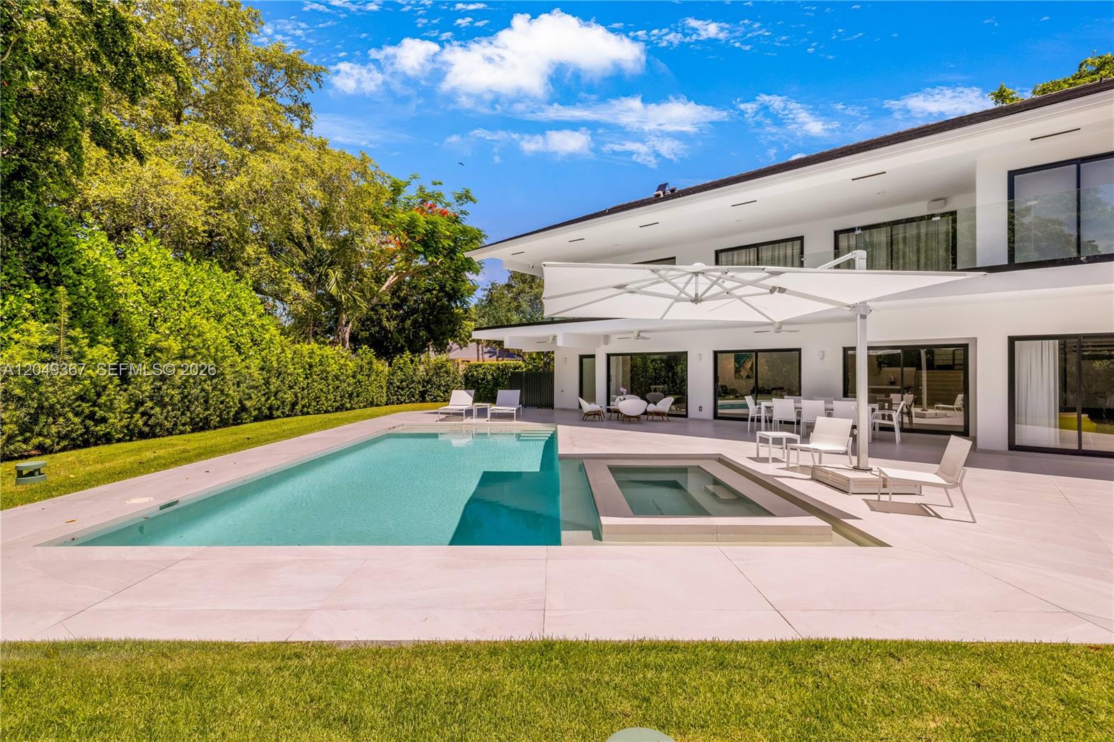 7180 E Lago Dr, Coral Gables FL 33143