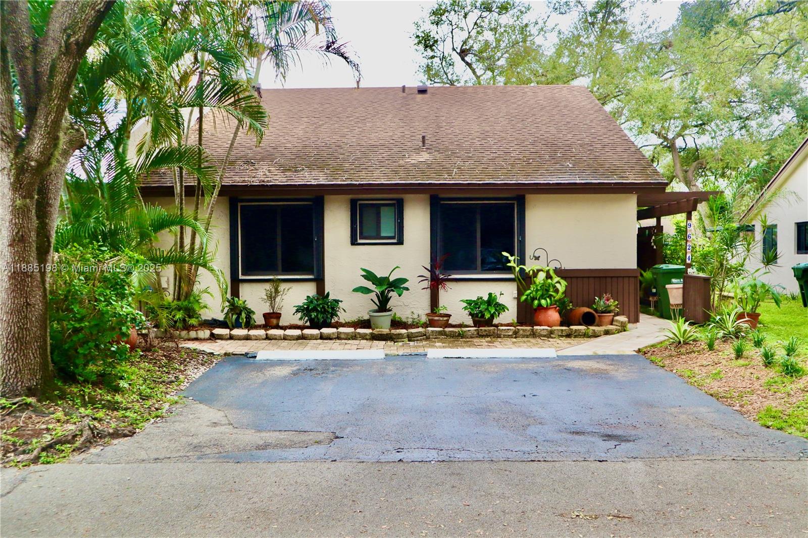 9624 NW 16th Ct, Pembroke Pines FL 33024