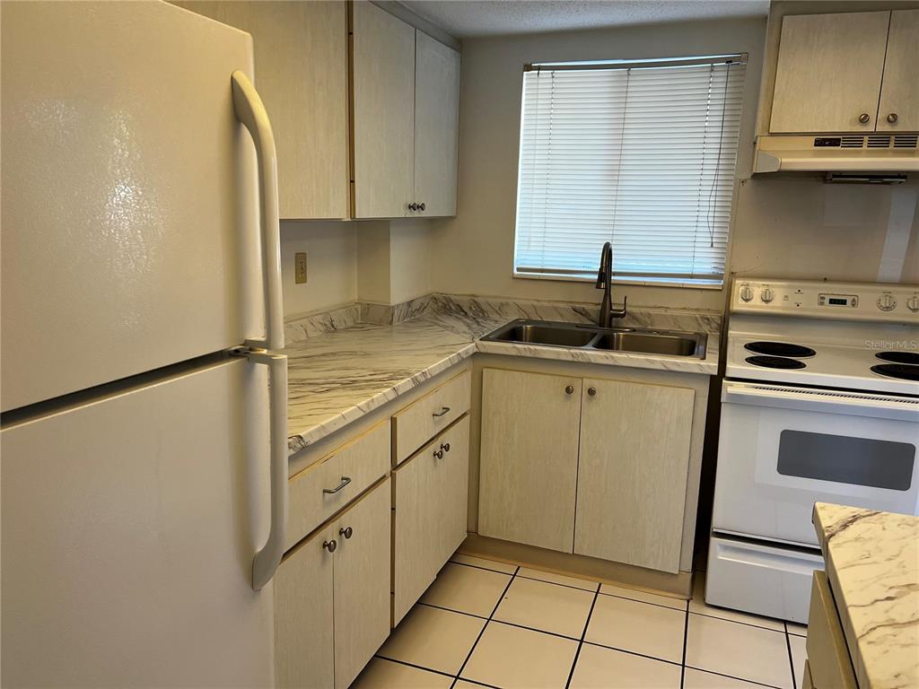 4112 HERON WAY UNIT B106, BRADENTON, FL — photo 4 of 22