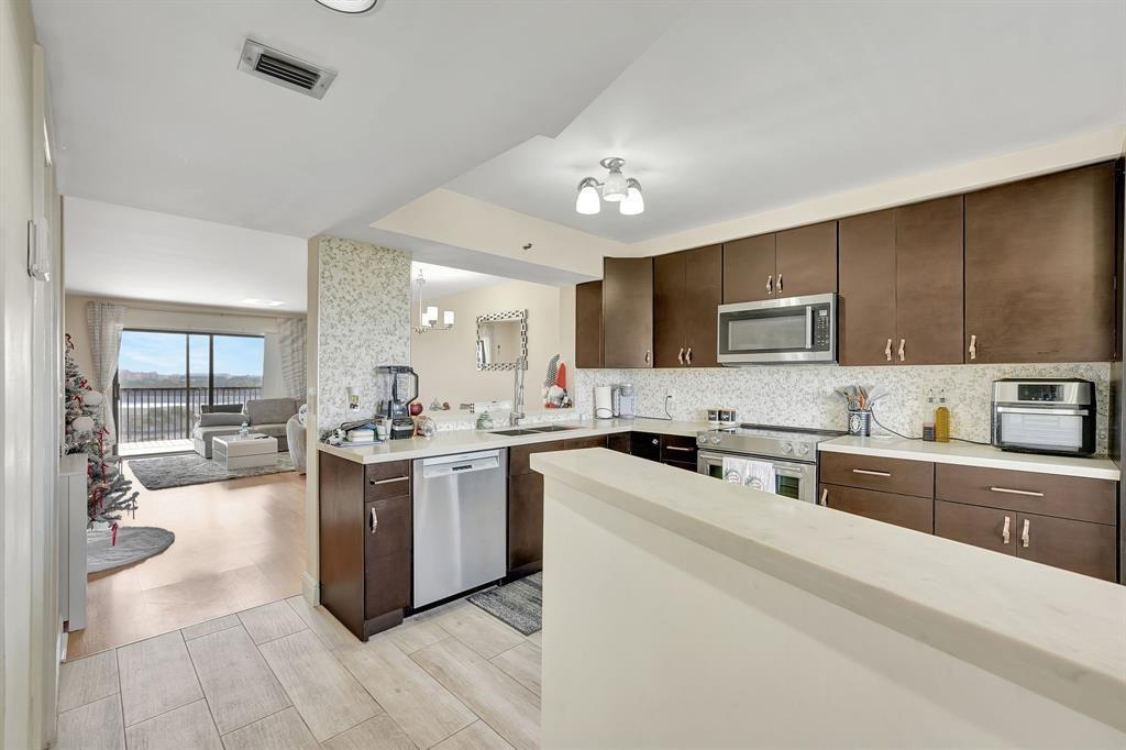 2200 S Cypress Bend Drive # 905, Pompano Beach FL 33069