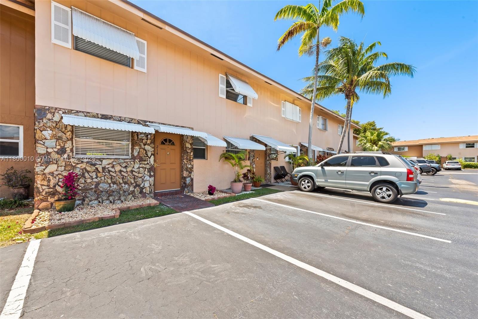 450 SE 7th St # 214, Dania Beach FL 33004