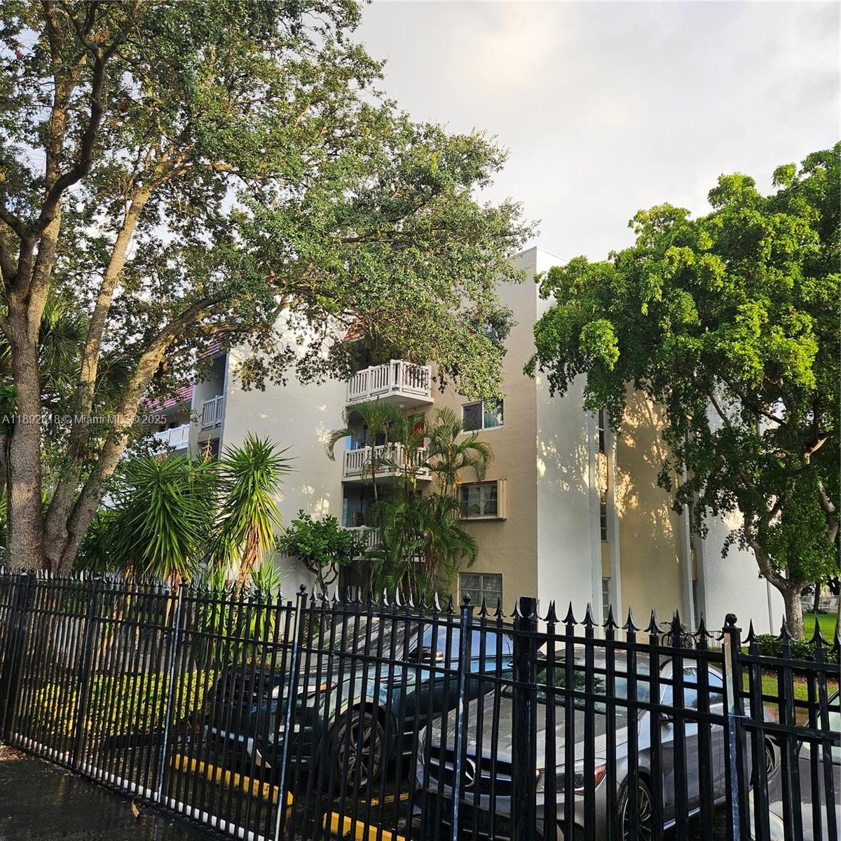 3571 Inverrary Dr # 409, Lauderhill FL 33319