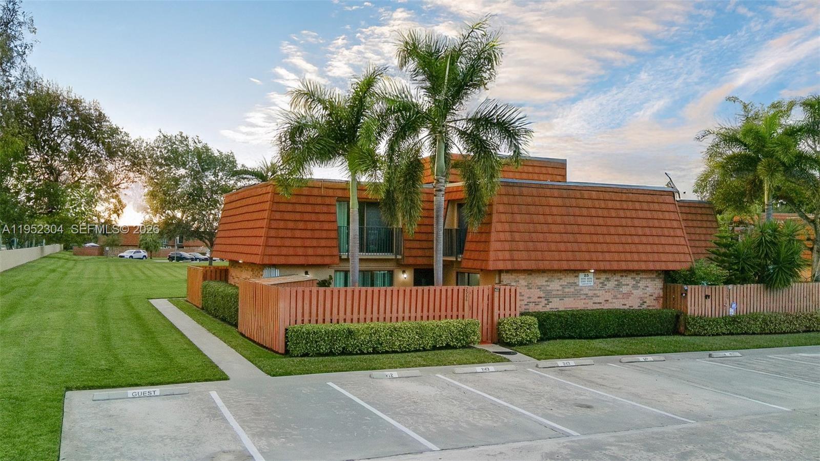 2566 Lakeview Ct, Cooper City FL 33026